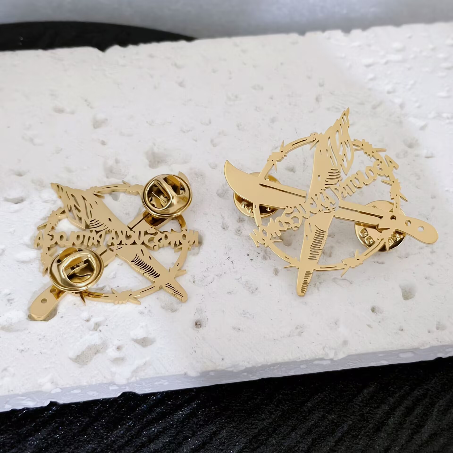 Custom Stainless Steel Brooch  - Tuxedo Lapel Pin 评论和价格